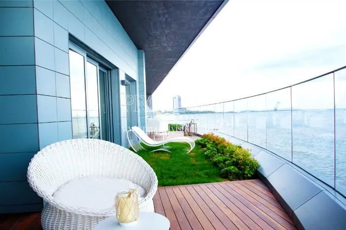 Verdant garden in front of the sea view
