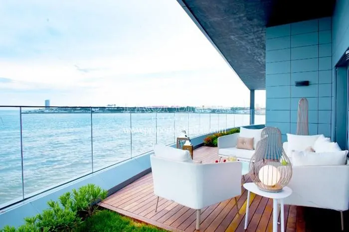 Spacious balcony in front of the sea in Sea Pearl Atakoy