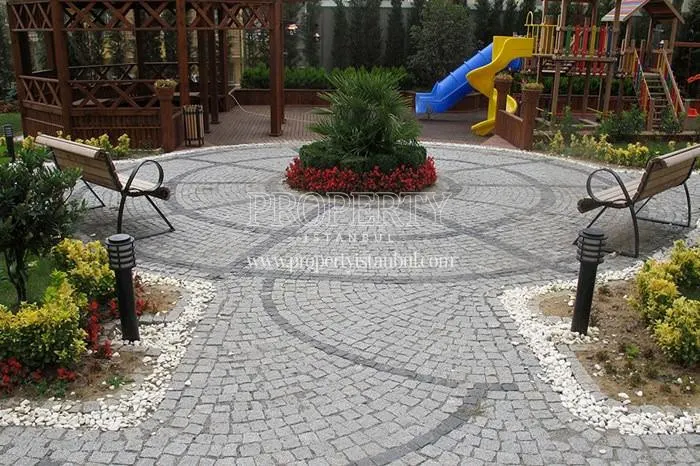 The garden of the Adalife Maltepe compound