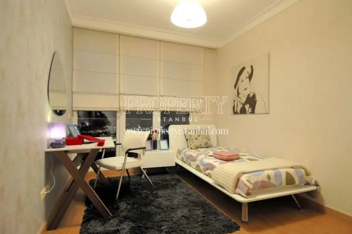 The bedroom with a study desk in Adanus Park