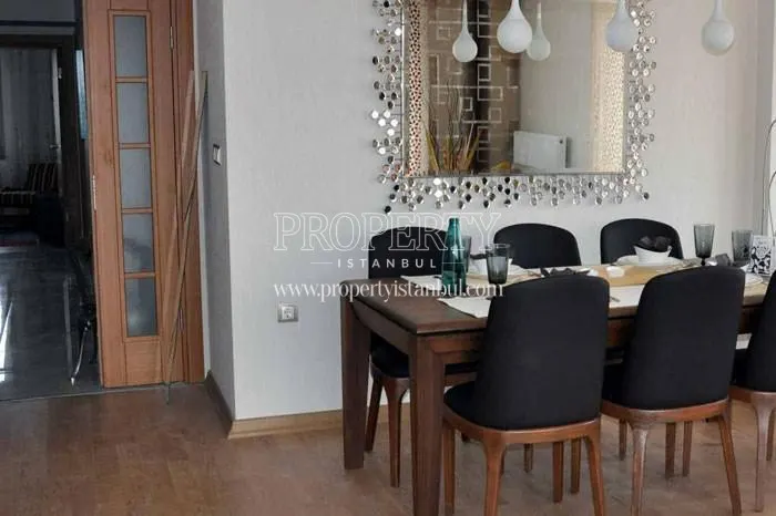 The dining table in the living room in Adresse Yakuplu