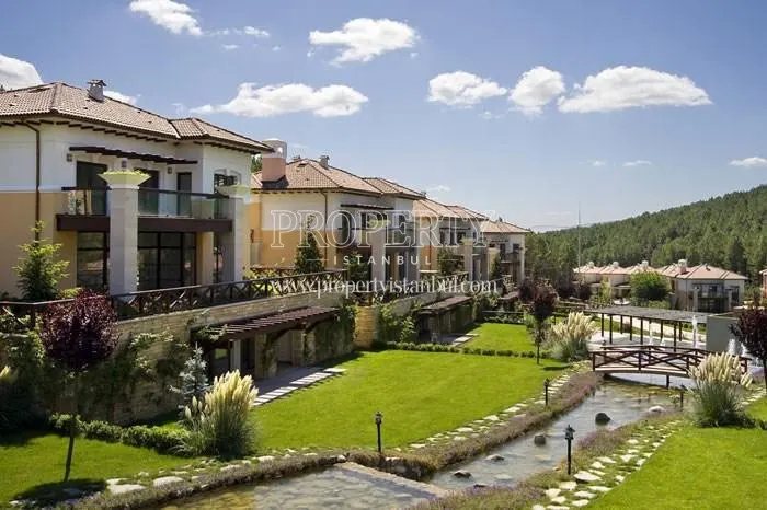 The verdant garden of Agaoglu My Roseville Cekmekoy