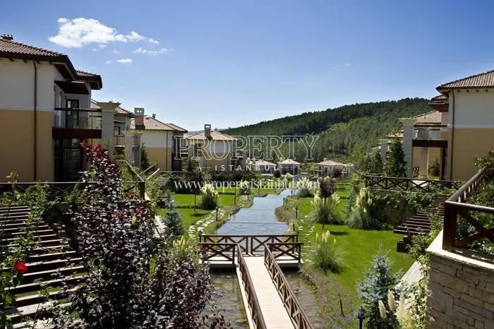 Artificial lake in the Agaoglu My Roseville Cekmekoy compound