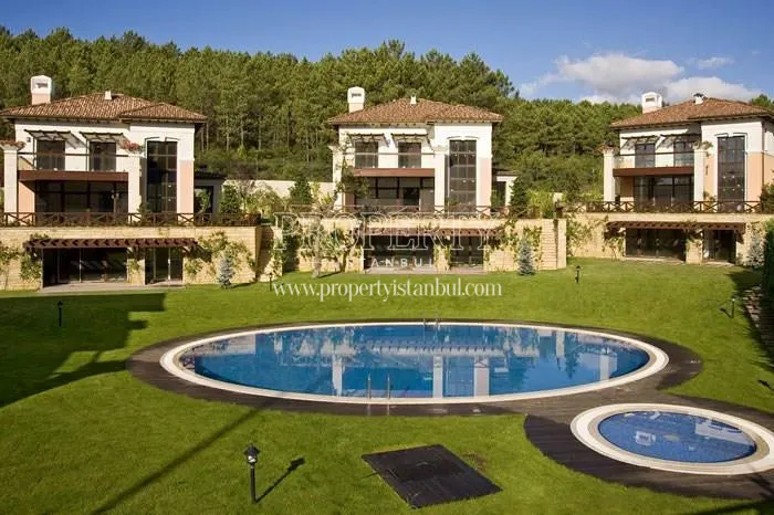 The outdoor swimming pool of Agaoglu My Roseville Cekmekoy