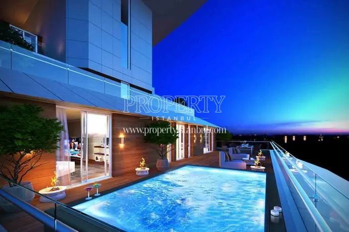 The outdoor swimming pool on the penthouse terrace in Akasya Acibadem