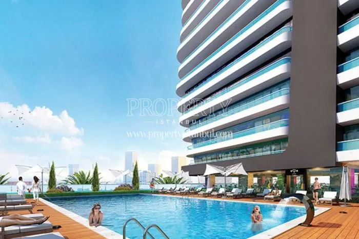 The outdoor swimming pool of Akros Istanbul