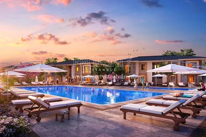 The outdoor swimming pool in Asmali Bahce Sehir