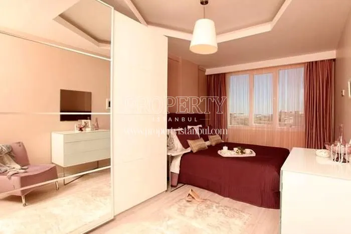 Red and white bedroom in Asmali Park Konaklari