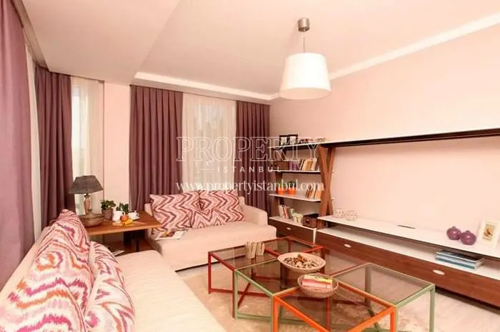 The living room with pink walls in Asmali Park Konaklari