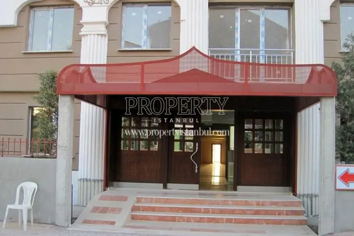 The entrance of the Asrin Konutlari building