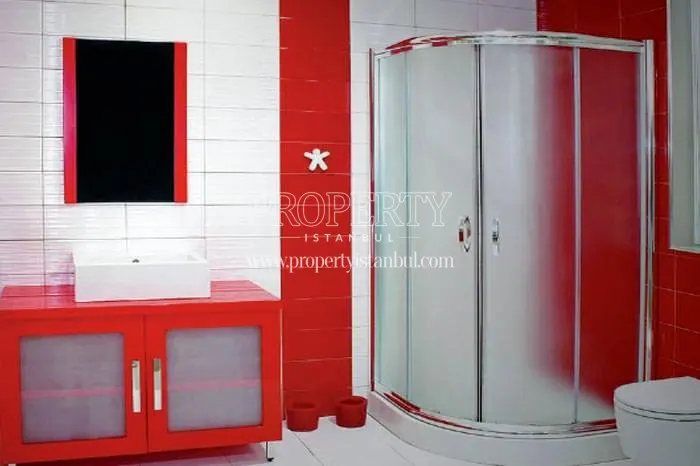 The bathroom with red and white tiles in Asrin Konutlari