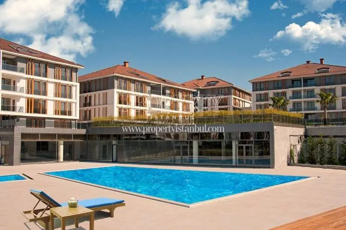 Outdoor swimming pool in Avcilar Park