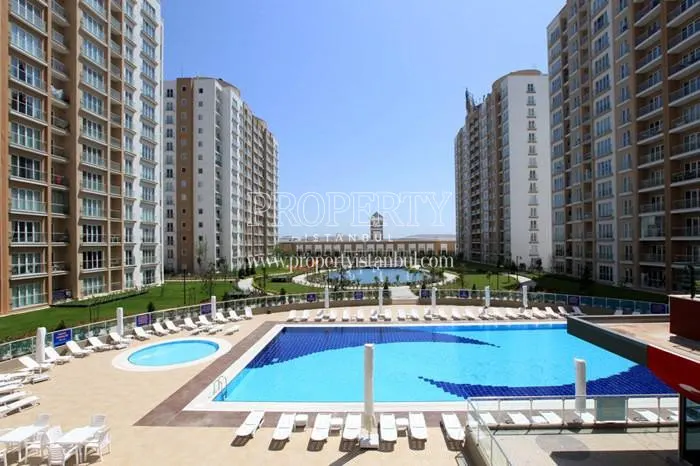 Outdoor swimming pool in Avrupa Konutlari Ispartakule 3