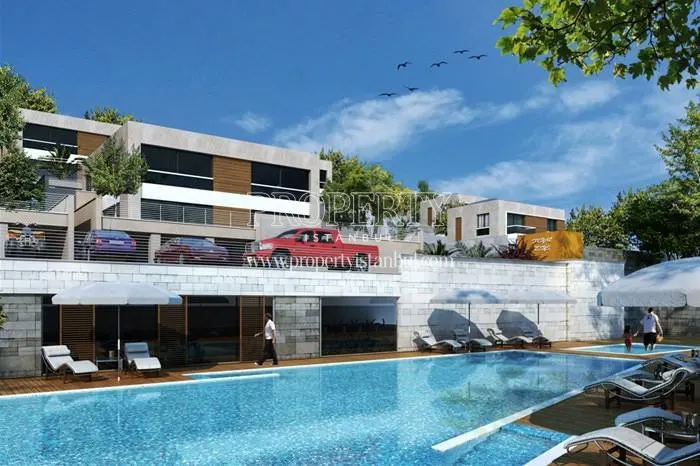 The outdoor swimming pool in Bahcesehir Konaklari