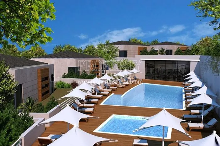 The outdoor swimming pool in Bahcesehir Konaklari