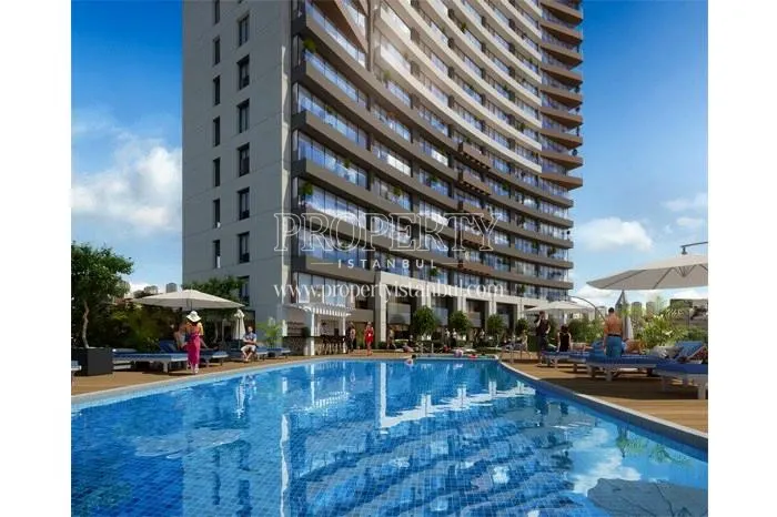 The outdoor swimming pool in Basyapit Dragos