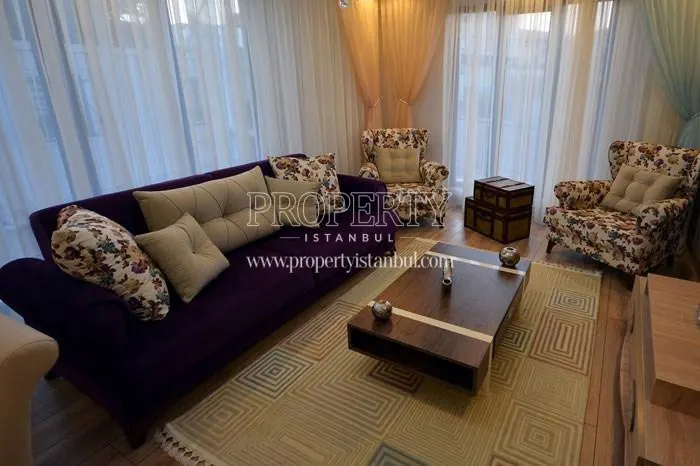Small living room with a floral sofa in Belinay Evleri