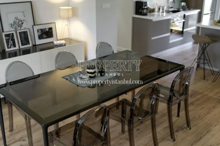 Glass dining room in the living room in Blox Halic 3