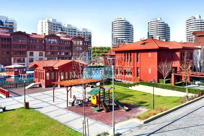Kids' playground in Bosphorus City