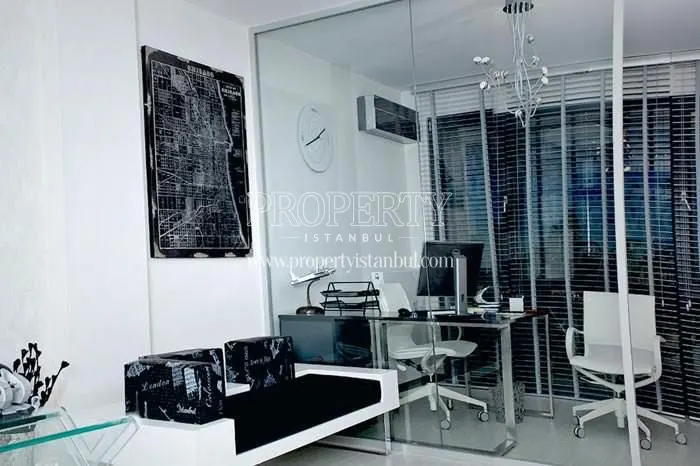 Black and white office unit in Cadde 24