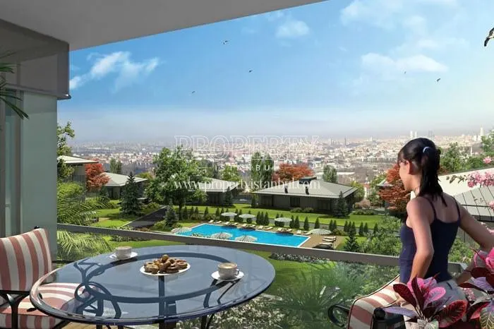 The girl viewing the city from the balcony in Camlica'da Mesa