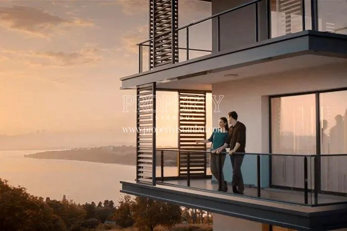 The residents talking on the balcony in Cennet Koru homes