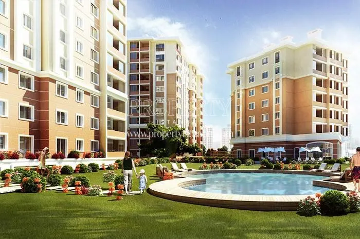 The residents of the Cinar6 Evleri site taking a walk around the swimming pool