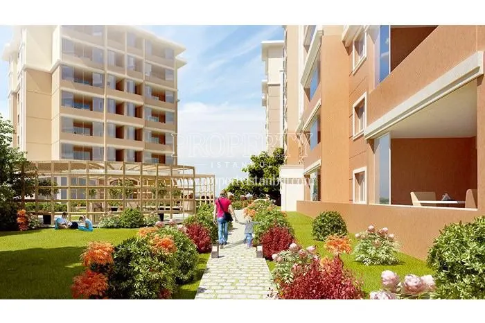 The walking track in the Cinar6 Evleri site garden