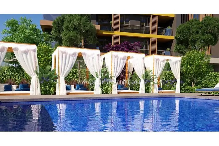 The outdoor swimming pool in the City Hill Sancaktepe compound