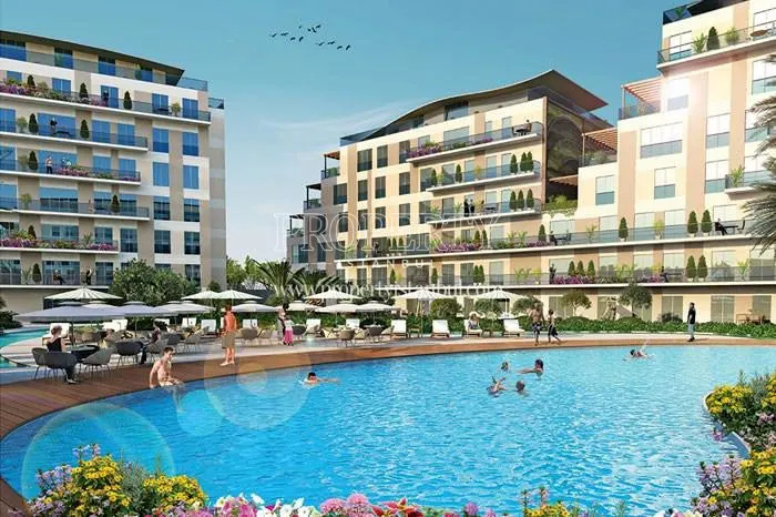 The people swimming in Cordella Tuzla's swimming pool