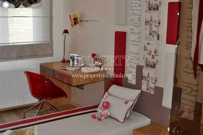 Small bedroom with white and red decorations on its walls in Cornerlife Gunesli