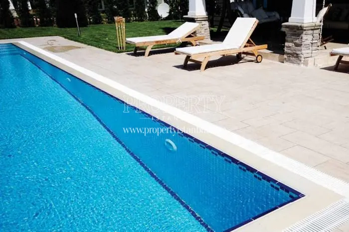 The outdoor swimming pool in Cornerlife Mimaroba