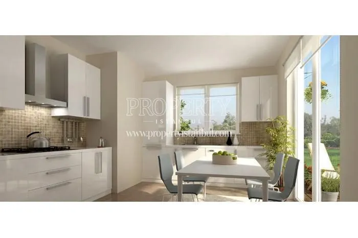 Dining table in a white kitchen in Dekar Asmali Sokaklar