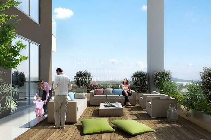 The residents on the balcony in Dumankaya Hi-Fit