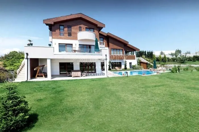 The luxury villa with a swimming pool and verdant garden in Ekin Konaklari