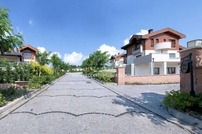 Ekin Konaklari compound
