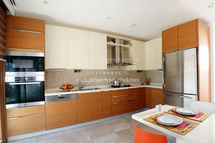 The kitchen with wooden kitchen cabinets in Ekin Konaklari