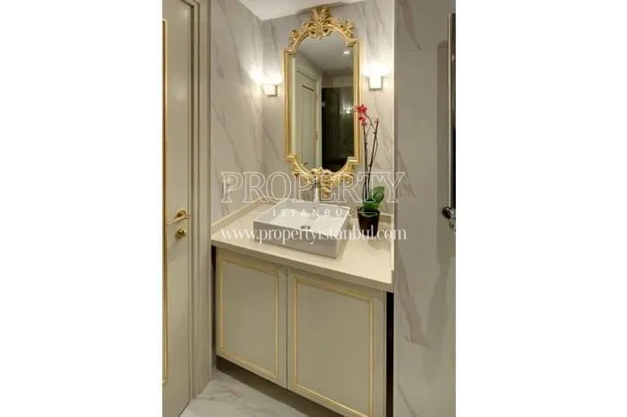 Small water closet in Elysium Art Sisli