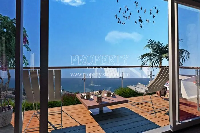 The living room with a balcony and sea view in Eurotolia Panorama Evleri