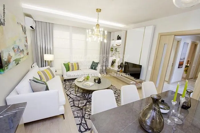The living room with a white lounge suite in Evim Yuksekdag