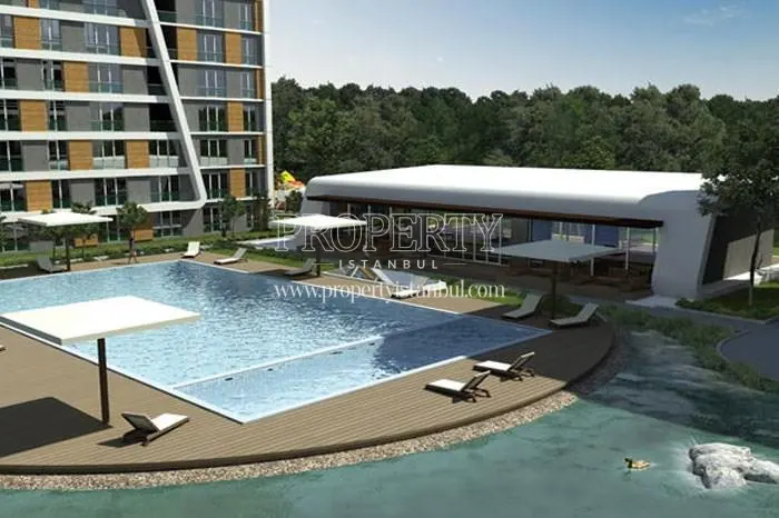 The outdoor swimming pool in Evora Park