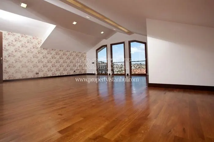 The spacious living room facing the city in Feronia Evleri