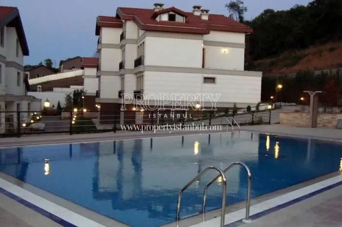 The outdoor swimming pool of Feronia Evleri