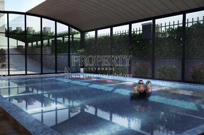 A happy family swimming in Finans Evleri's pool