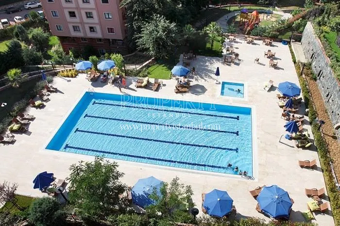 Foresta Sariyer residents enjoying themselves in the compound pool