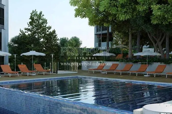 The outdoor swimming pool in Fullada Maltepe