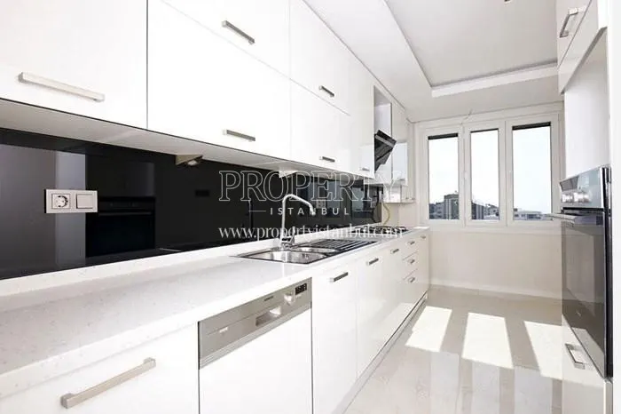White kitchen in Galavia Suadiye Sitesi