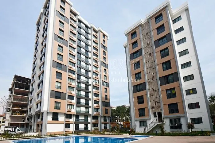 Galavia Suadiye Sitesi blocks with the outdoor swimming pool
