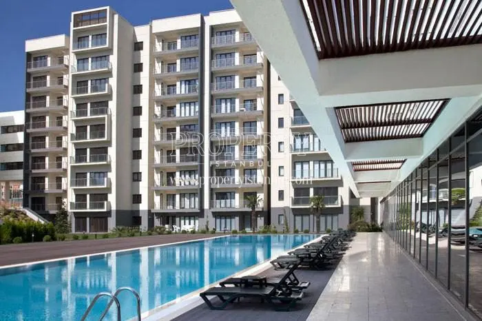 The outdoor swimming pool of Glow 3