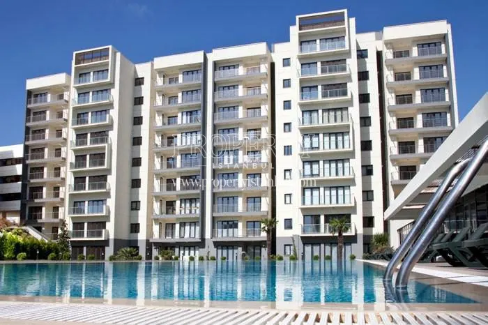 The outdoor swimming pool of Glow 3